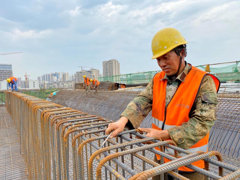 高温下的坚守：工人们用汗水浇筑“城市高度”